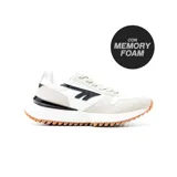 Championes Hi-Tec Lady color blanco con detalles en negro y suela marrón. Confeccionados en cuero sintético y tela, con plantilla de memory foam.