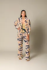 Camisa oversize de manga larga con cuello camisero y botones frontales. Estampado tie-dye en tonos beige y azul.