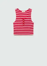 Musculosa de algodón a rayas horizontales rojas y blancas, con breteles anchos, escote redondo y tres botones dorados decorativos en el frente.