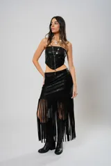Falda midi de cuerina negra con flecos y abertura lateral.