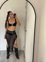 Pollera de tul negra con volados y cinto con tachas.