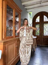 Conjunto de pantalón palazzo y camisa sin mangas con estampado de cebra en tonos marrones y blancos.