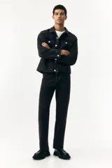 Pantalón de jean negro de corte recto y tiro medio, con cinco bolsillos y cierre de botón.