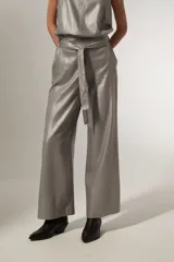 Pantalón ancho de tiro alto color beige metalizado, confeccionado en lino y viscosa, con lazo para ajustar en la cintura.