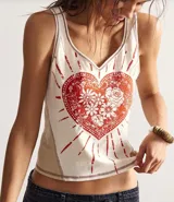 Musculosa blanca con estampa de corazón rojo con flores.