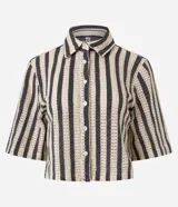 Camisa corta de algodón a rayas verticales color beige y negro, con cuello clásico, manga corta y cierre frontal con botones.