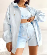 Top deportivo celeste con cuello redondo y corte cropped.