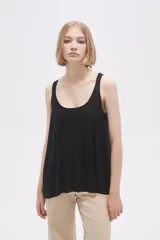 Musculosa negra de bretel ancho y corte holgado.