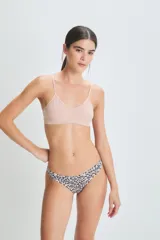 Bombacha vedetina estampada con diseño abstracto en tonos beige y azul marino.
