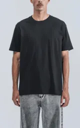 Remera de manga corta y cuello redondo, color negro, confeccionada en algodón premium de tacto suave. Presenta un calce regular con un recorte distintivo en la espalda.