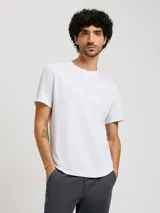 Camiseta básica de manga corta, cuello redondo y calce regular, color rojo jaspeado.