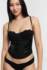 Corset negro de satén con encaje en el busto y tirantes finos.