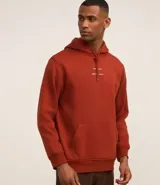 Sudadera con capucha color ladrillo, con cordón ajustable, bolsillo tipo canguro y puños acanalados. Estampa frontal con la frase "Love Found, Serenity Truth".