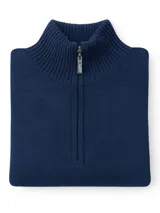 Sweater gris de tejido de punto con cuello alto y cierre parcial con cremallera.