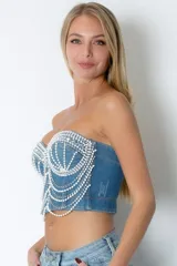 Corset de jean celeste con perlas, strass y tiras removibles.
