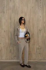 Musculosa blanca de tejido acanalado, corte ajustado al cuerpo, con escote redondo y tirantes anchos.