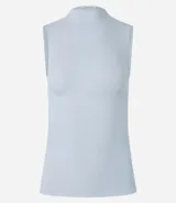 Blusa sin mangas en viscosa color blanco, con cuello alto y textura acanalada.
