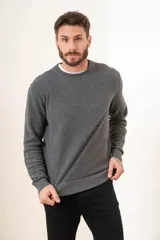 Sweater de punto gris con corte clásico y diseño sencillo, ideal para cualquier ocasión.