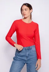 Top de manga larga color rojo con cuello básico y espalda descubierta, diseño ajustado.