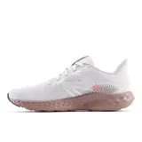 Championes de running New Balance 411v3 para mujer, color gris claro con detalles en marrón y logo naranja.
