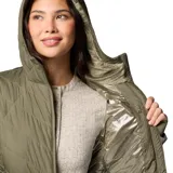 Campera puffer color salmón con capucha, cierre frontal y bolsillos laterales con cierre. Cuenta con tecnología termorreflectante Omni-Heat™ y puños con orificios para los pulgares.