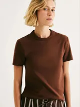 Remera marrón de corte slim, cuello redondo y mangas cortas.