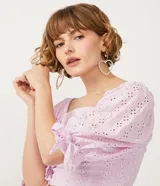Blusa cropped en laise color lila con escote cuadrado, mangas cortas abullonadas con lazo y elástico en los hombros.