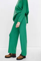 Pantalón verde de punto acanalado, corte recto y tiro alto.