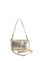 Mini bag plateada con textura craquelada, correa de hombro con apliques metálicos y cierre con broche metálico.