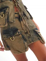 Minifalda de jean azul claro con bolsillos laterales y traseros.