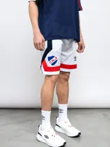 Short deportivo blanco de mesh con pretina y detalles con cintas en contraste azul y rojo. Incluye el escudo del Club Nacional de Football y el logo de Umbro.