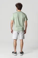 Remera celeste de algodón, manga corta y cuello redondo.