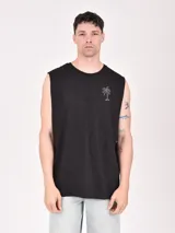 Musculosa negra con cuello redondo y sisa amplia, con pequeño estampado de palmera en el pecho.