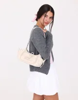 Bandolera color crema de tela deportiva acolchada con diseño de rombos. Tiene manija de cadena metálica, cierre superior, bolsillo frontal con lazo y bolsillos laterales con lazo.