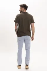 Chomba de piqué color marrón con cuello clásico y cierre de botones. Tiene un pequeño bordado de un pato en el pecho.