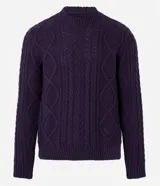 Suéter de punto trenzado color morado oscuro, con cuello redondo y mangas largas.