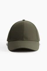 Gorra deportiva verde oliva de tejido funcional repelente al agua, con cinta antitranspirante y hebilla ajustable metálica en la parte posterior.