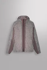 Cazadora marrón de tejido técnico ligero con partículas reflectantes. Tiene cuello alto con capucha elástica, mangas largas con puños elásticos, bolsillos frontales con cremallera en pecho y cadera, y cierre frontal con cremallera. Pertenece a la línea Zara Athleticz.