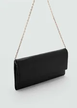 Bolso de mano rectangular color negro, de cuero, con asa corta de cadena y cierre de solapa con botón magnético.