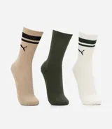 Kit de tres pares de medias deportivas Puma de caña larga. Un par color beige con dos rayas marrones horizontales en la parte superior y logo marrón en el tobillo. Un par color crema liso con logo blanco en el tobillo. Un par color marrón con una raya blanca horizontal en la parte superior y logo blanco en el tobillo.