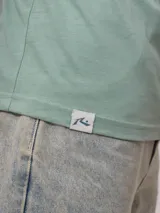 Remera verde con estampado en el frente y la espalda.