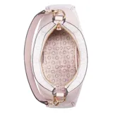 Cartera Guess modelo Berkton, color blanco con estampado del logo de la marca en tonos rosados. Detalles en cuero sintético color rosa pálido. Incluye correa de hombro corta y correa bandolera larga ajustable y removible.