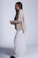 Sweater negro tejido de punto con media polera y trama lineal con textura y relieve.