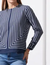Blusa de gasa estampada a rayas verticales blancas y negras, marca Sioni. Espalda con abertura y botón. Manga larga con puño y botón.
