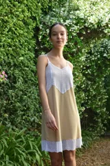 Camisón corto color beige con detalle de puntilla blanca en escote y ruedo, de breteles finos.