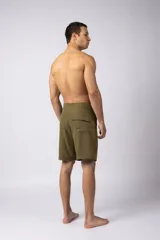 Short de baño azul marino con cordón blanco en la cintura y logo de la marca en la pierna derecha.