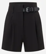 Short de sastrería color verde oliva, de corte recto y cintura alta. Presenta pliegues frontales y un detalle de medio cinturón con hebilla lateral.