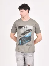 Remera gris con estampado rectangular con imágenes de paisajes y texto.