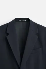 Blazer slim fit color verde oliva confeccionada en tejido con viscosa. Cuello con solapas de muesca, manga larga acabada en puño con detalle de botones, bolsillo de vivo en pecho y de solapa en cadera. Detalle bolsillo interior, bajo con aberturas en espalda y cierre frontal con botones.