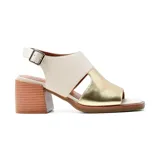 Sandalias de cuero con taco bloque de madera, capellada combinada en color blanco y dorado, con tira trasera y hebilla.